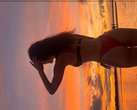 Header of itzmollyypop