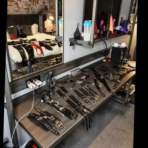 Header of latexloverlaura2