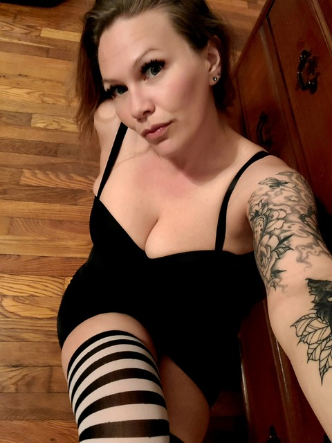 Header of nikkiellen2